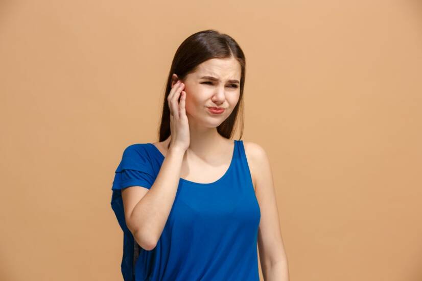 Bolesť ucha zo zápalu, prievanu či krčnej chrbtice? Príčin je viac