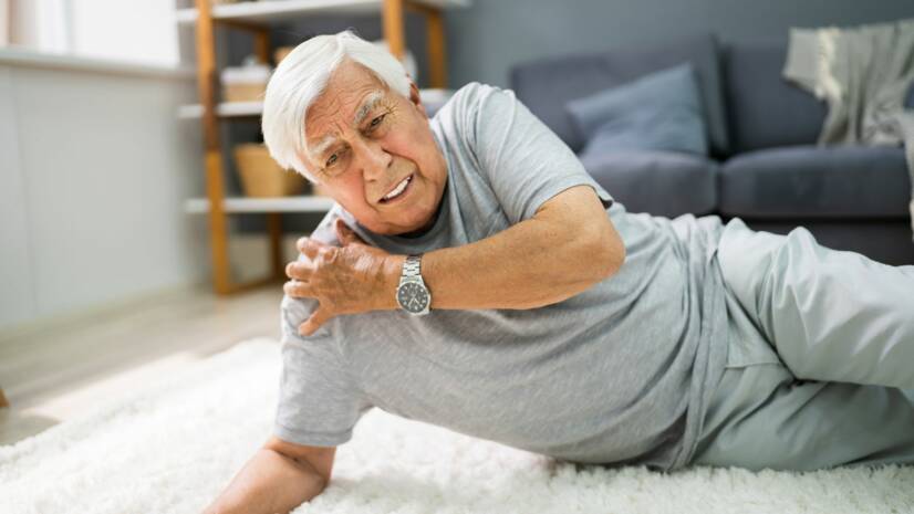Časté pády: Bežné u detí, rizikové pre seniorov. Aké sú hlavné príčiny a riziká?