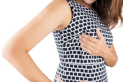 Hrčka v prsníku: Čo môže značiť, ak je zdurená či bolestivá?