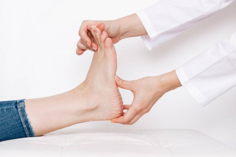 Ploché nohy: Aké majú príčiny a príznaky? Ako sa dá pomôcť?