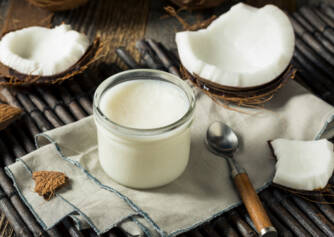 Kokosový olej a účinky: Všestranný pomocník pre pokožku, vlasy i srdce?