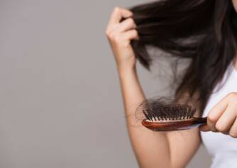 Nadmerné vypadávanie vlasov a jeho príčiny: Čo pomôže a ako sa lieči?