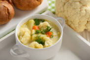 Jednoduchá a zdravá karfiolová krémová polievka. Poznáte tento recept?