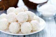 Kokosovo-mandľové guličky: zdravá a nepečená verzia rafaelo. Fit vianočný recept do 30 minút