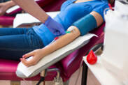 Kvôli pandémii klesá počet darcov krvi. VšZP v novej kampani vyzýva ľudí k jej darovaniu