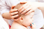 Plagiocefália u detí. Aké polohové deformity hlavičky poznáme?