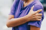 Čo signalizuje bolesť vystreľujúca do ramena? Ide o vážny príznak?