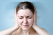 Hučanie, pískanie, tlak v ušiach, tinitus: Aké sú jeho hlavné príčiny?