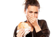 Poruchy prehĺtania: Prečo ostáva jedlo v krku a nedá sa prehltnúť?